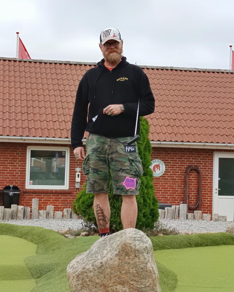 Ich auf dem Weg zum Sieg im Minigolf gegen die Familie.
