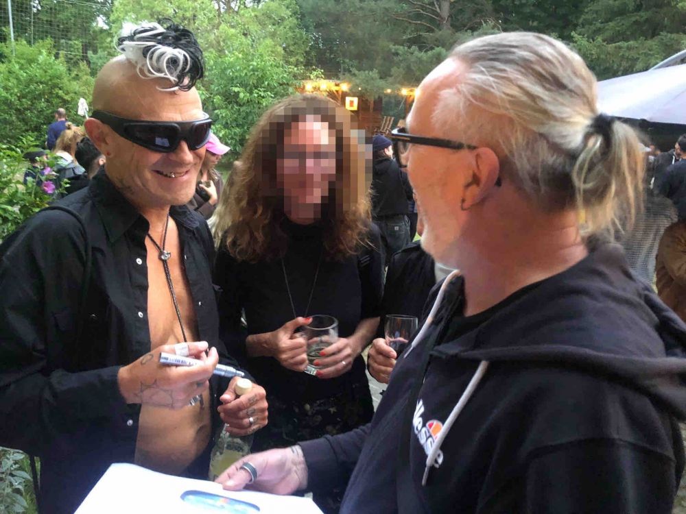 Mein Freund Gunter (re.) wie er meine Killer Maxi von Adamski (li.) signieren lässt.